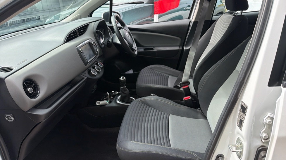 Toyota Yaris Icon Tech YM67UPO White #5