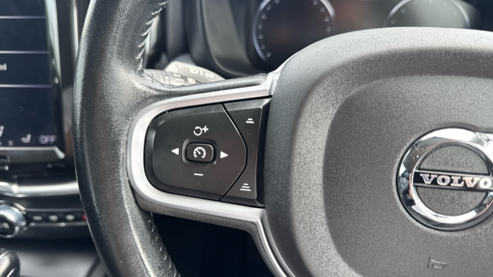 Volvo XC60 B5 P Momentum Blue #38