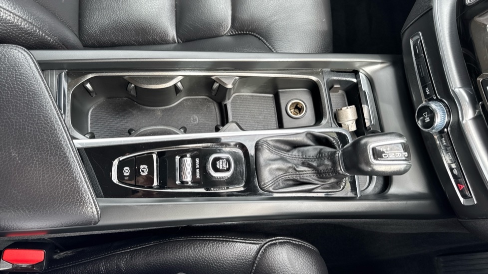 Volvo XC60 B5 P Momentum Blue #39