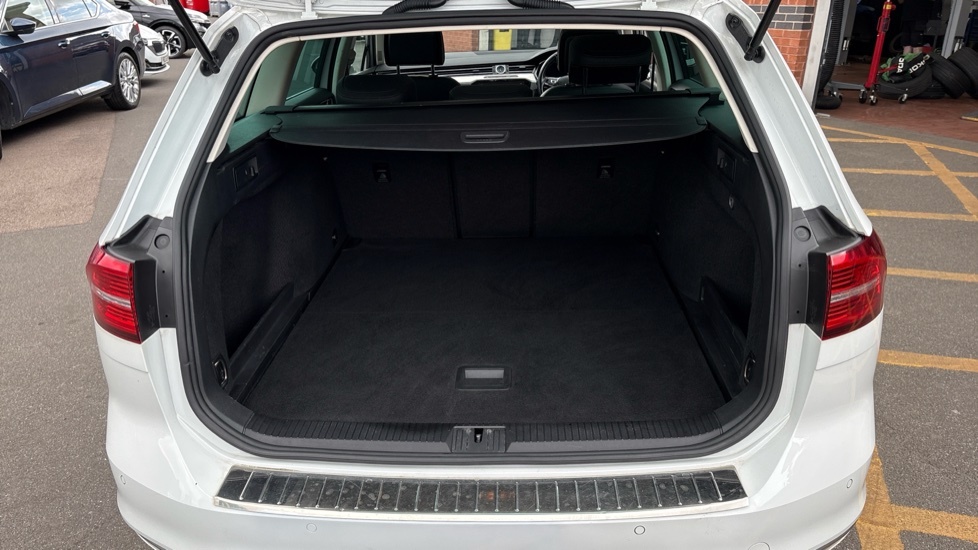 Volkswagen Passat Gt White #4