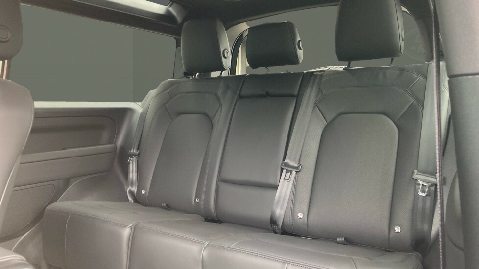 Land Rover Defender 90 X-dynamic Hse Black #4