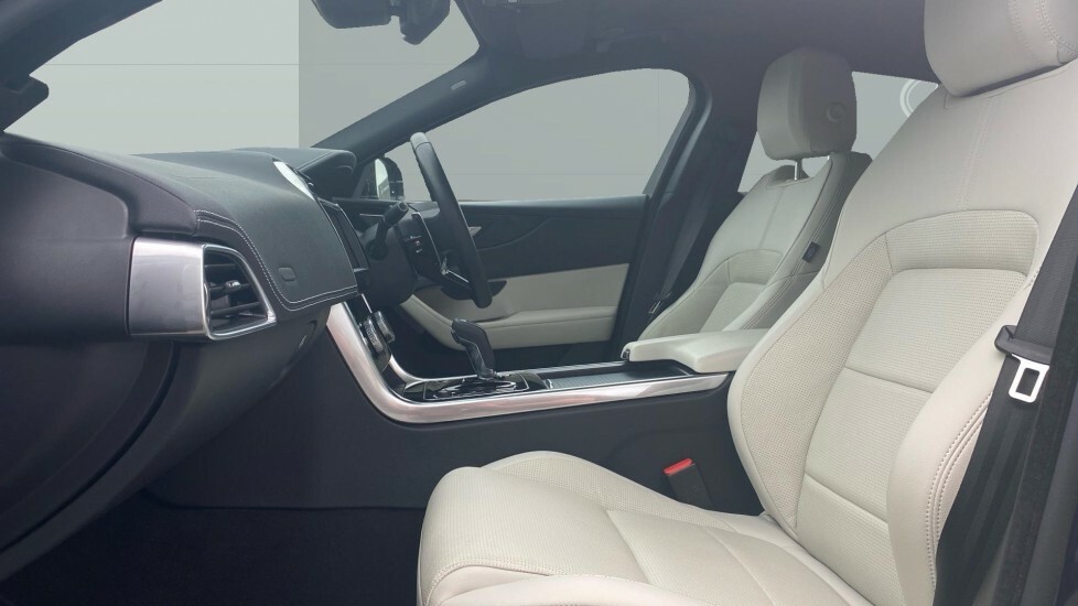 Jaguar XE R-dynamic Se Black Blue #3
