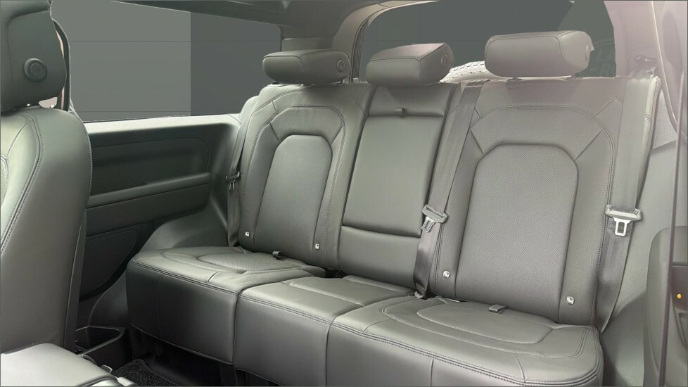 Land Rover Defender 90 X-dynamic Hse Black #4