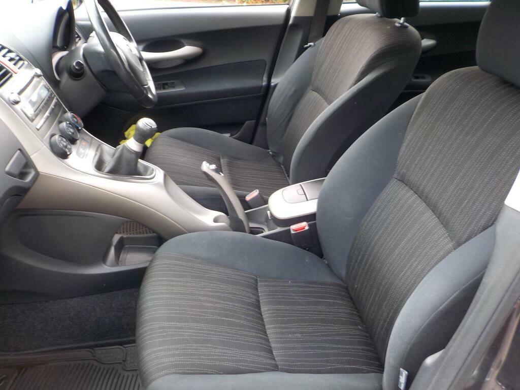 Toyota Auris Silver #10