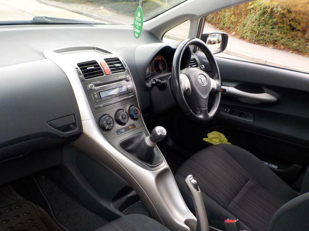 Toyota Auris Silver #7