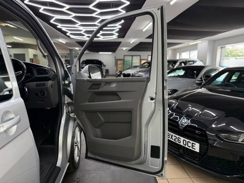 Volkswagen Transporter Shuttle 2.0 Tdi 150Ps Se Minibus Dsg Black #11
