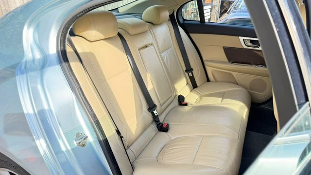 Jaguar XF D V6 Premium Red #12