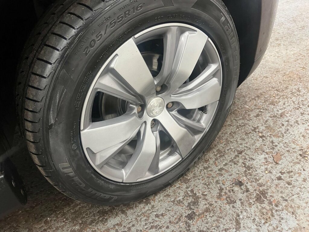 Peugeot 2008 1.2 Puretech Active Red #25