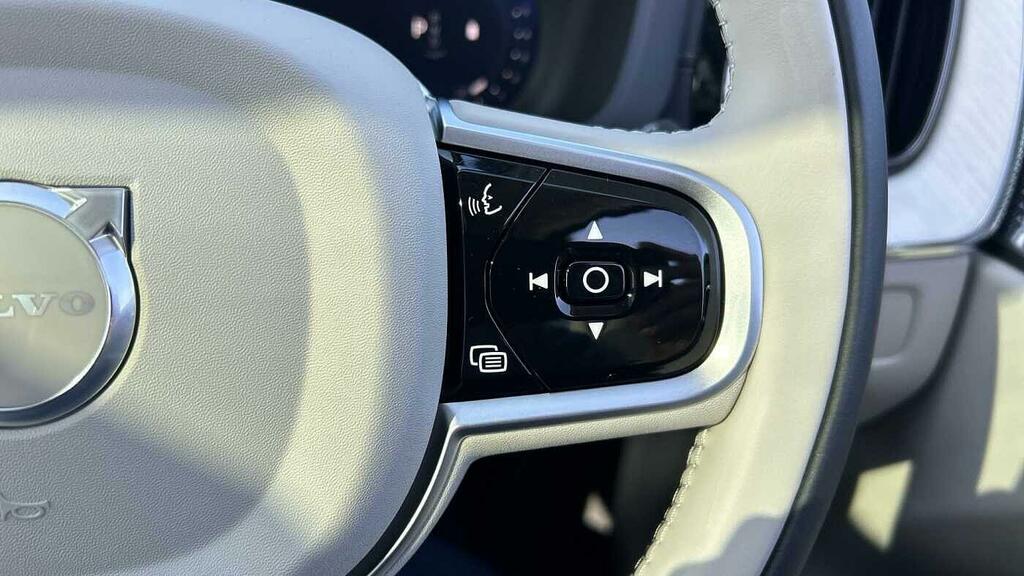 Volvo XC60 Ultra Black #20