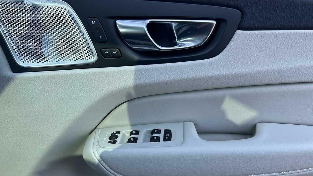 Volvo XC60 Ultra Black #27