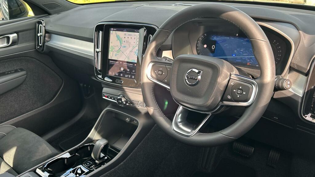 Volvo XC40 Plus B3 Mild Hybrid Dark #4