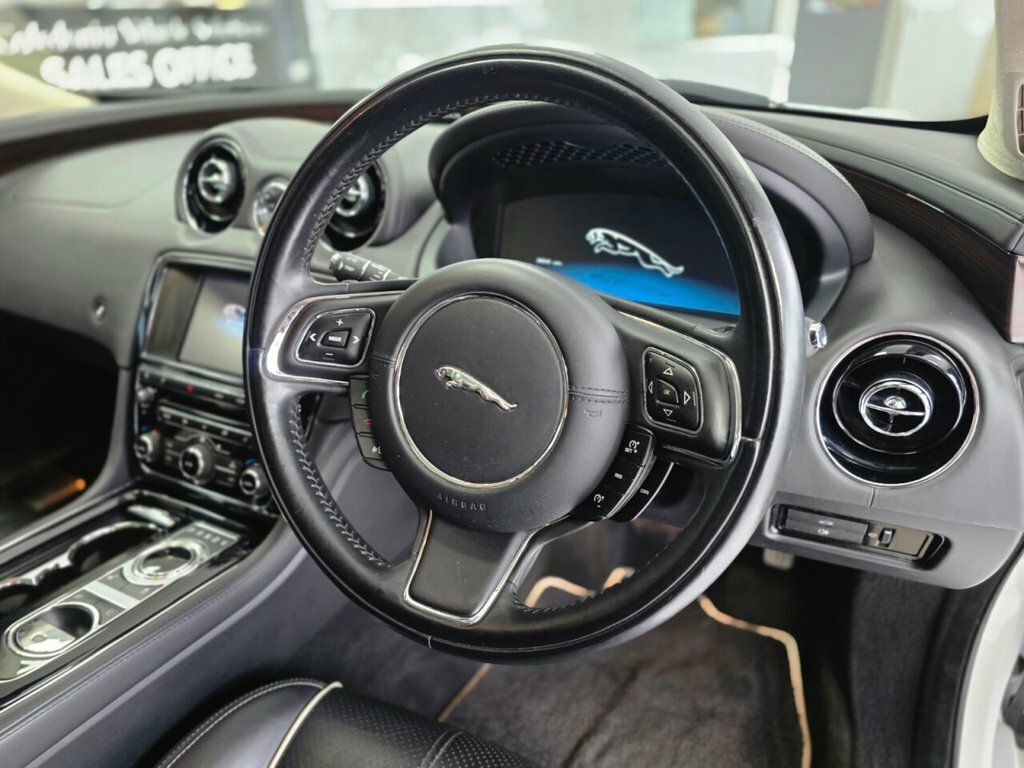Jaguar XJ Saloon White #5