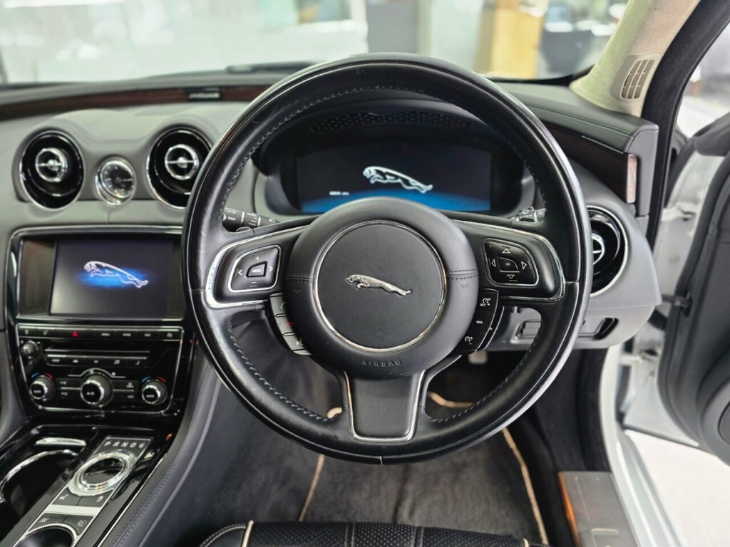 Jaguar XJ Saloon White #4