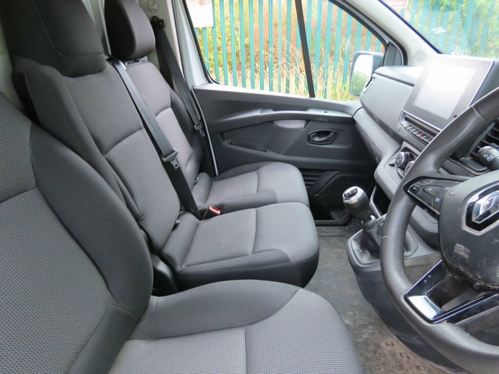 Renault Trafic 2L Advance White #6
