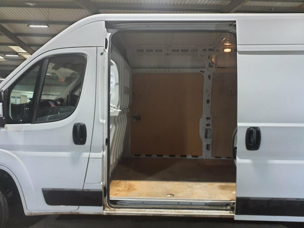 Vauxhall Movano 2.2L Prime White #4