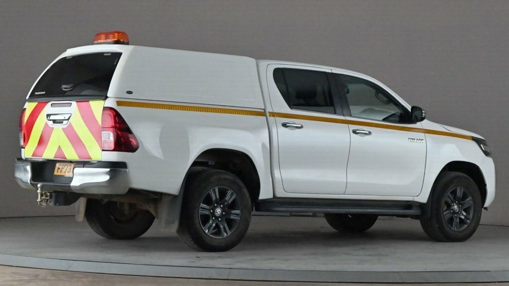 Toyota HILUX 2.4L Icon White #4