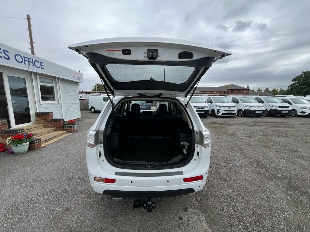 Mitsubishi Outlander Phev Gx 4H White #11