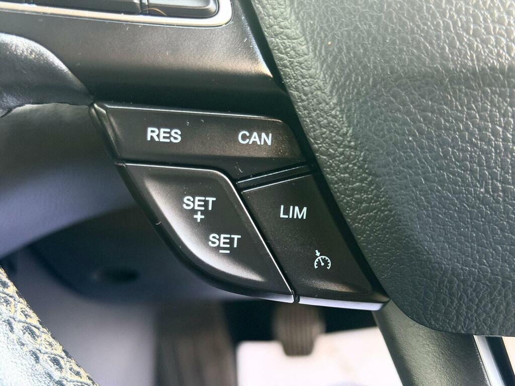 Ford Focus 1.0T Ecoboost St-line Hatchback White #25