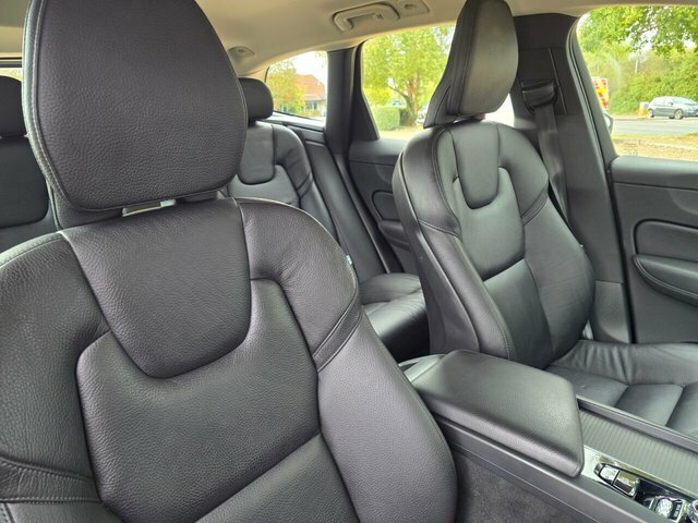 Volvo XC60 2.0 D4 Momentum Black #32