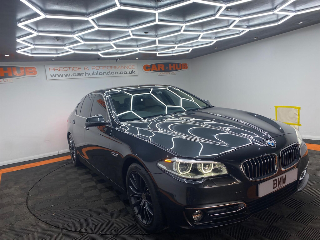 BMW 5 Series Estate White #10