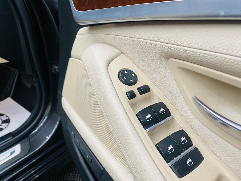 BMW 5 Series Estate White #65