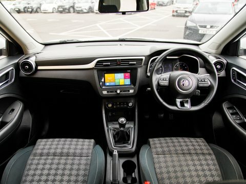 MG ZS Hatchback KF69KNH White #3
