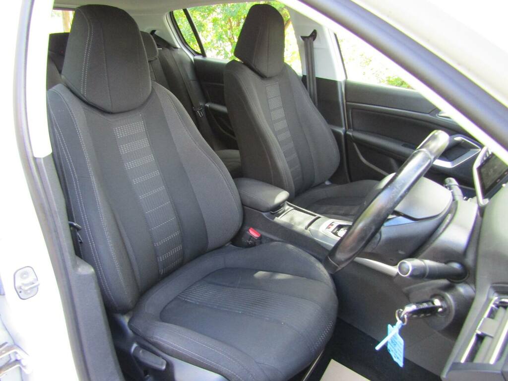 Peugeot 308 1.6 Bluehdi 120 Allure Eat6 White #4