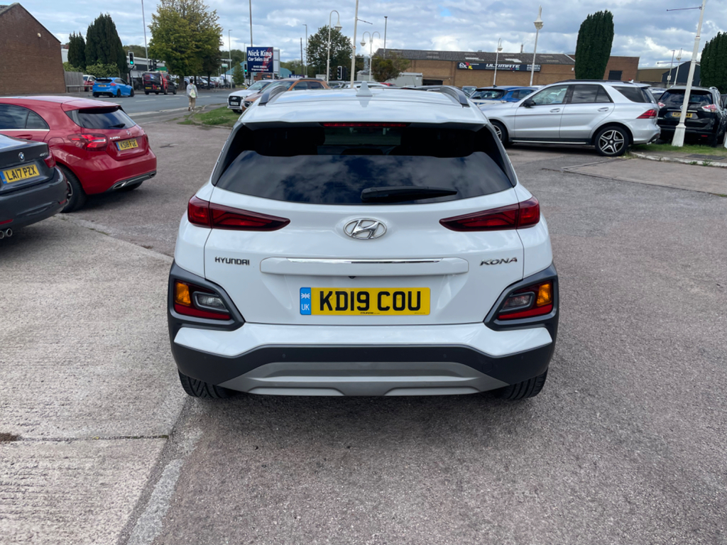 Hyundai Kona Premium White #5