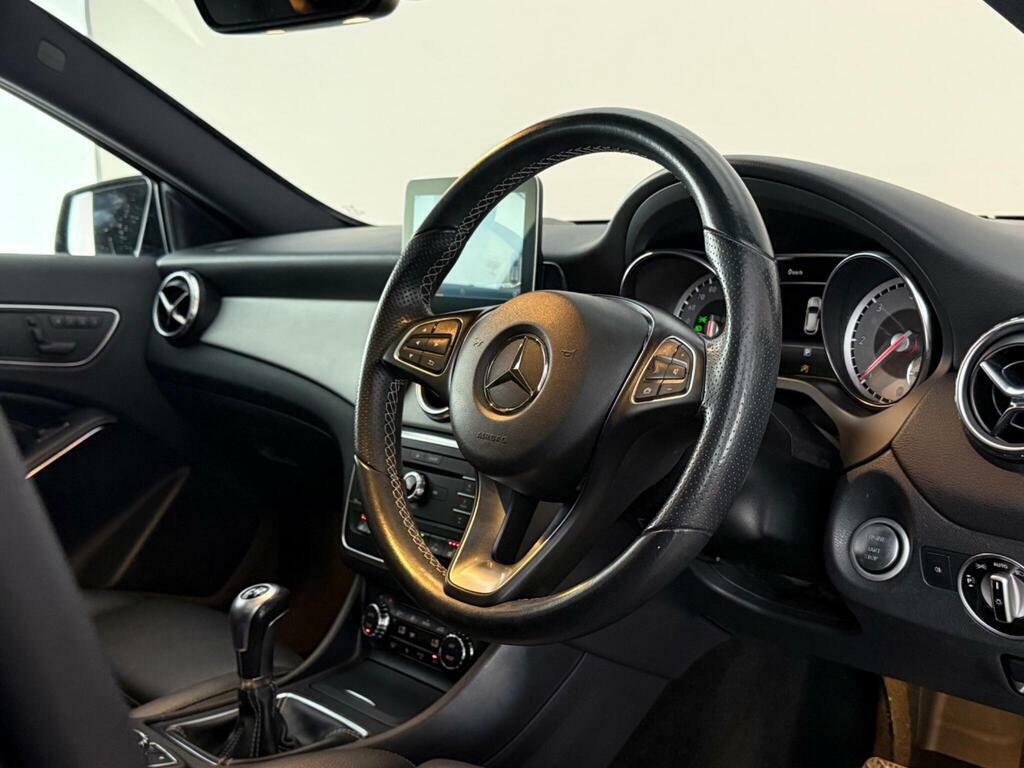 Mercedes-Benz GLA Class 2.1 Gla200d Sport Premium Plus Suv Ma Black #3