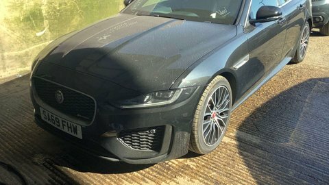 Jaguar XE 2.0 Xe R-dynamic Black