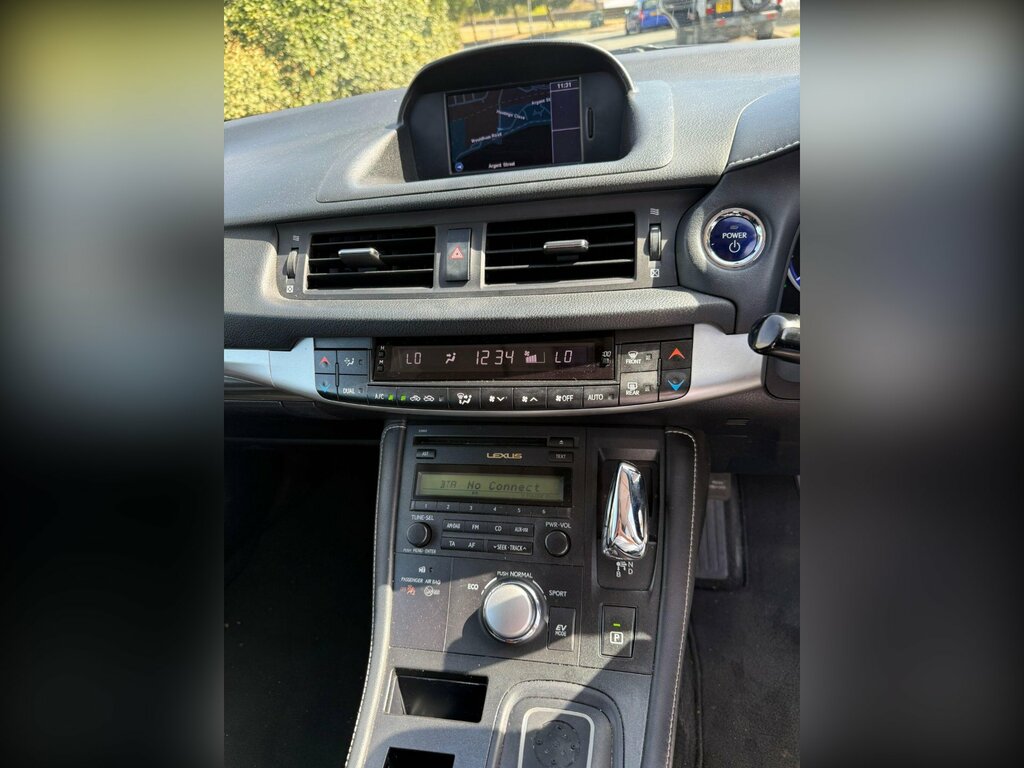 Lexus CT 200H Advance White #9