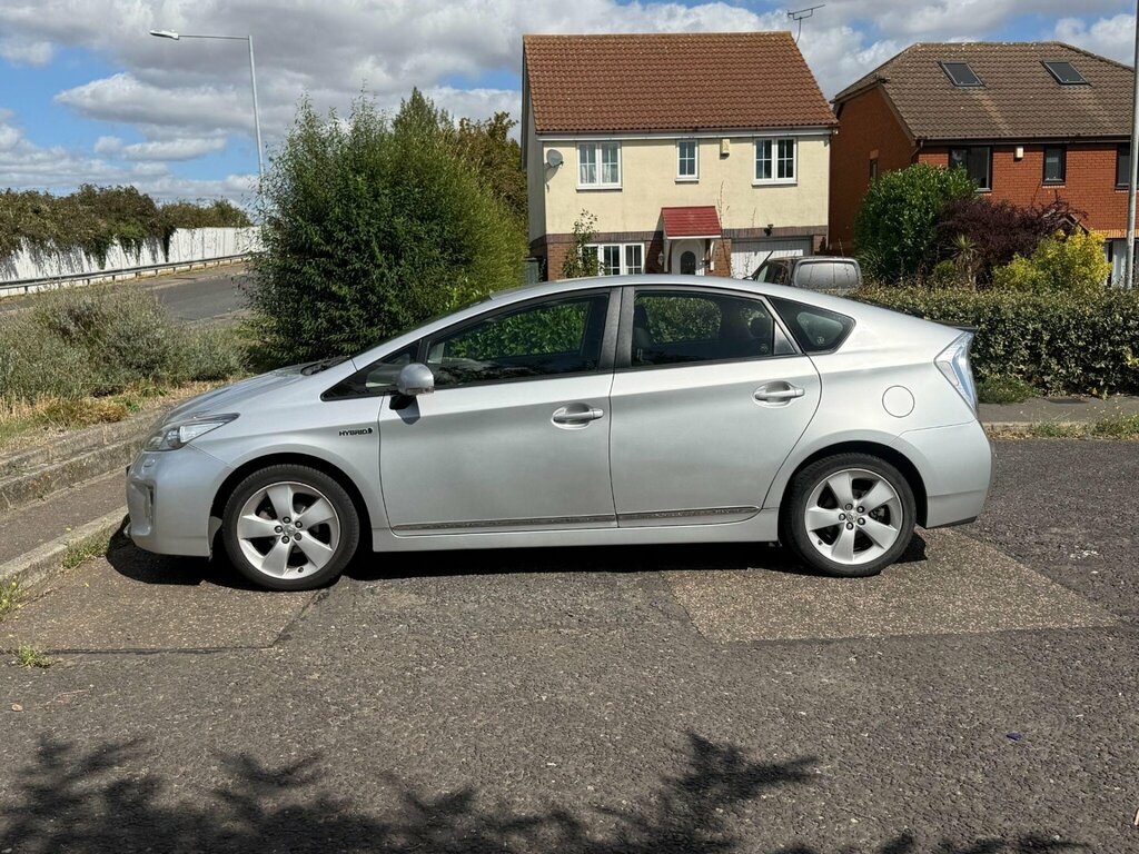 Toyota Prius Hatchback White #10