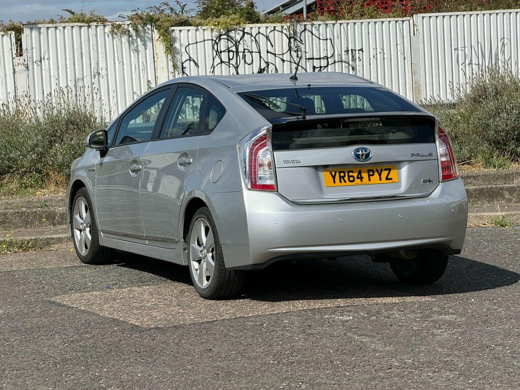 Toyota Prius Hatchback White #9