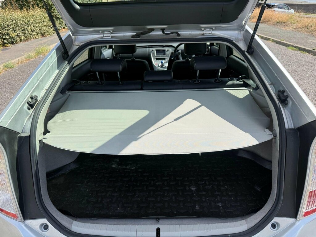 Toyota Prius Hatchback White #16