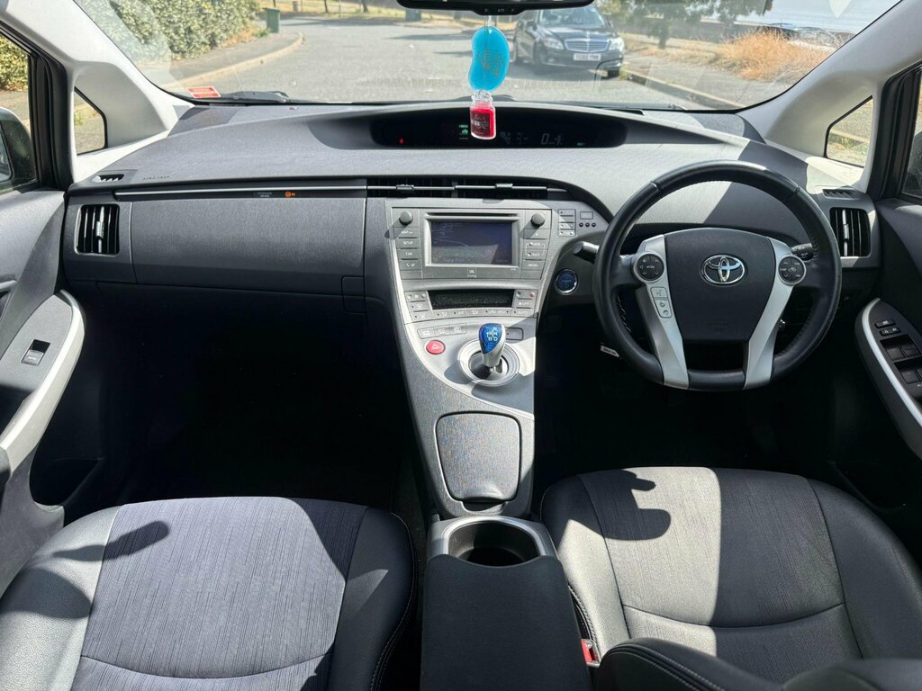 Toyota Prius Hatchback White #13