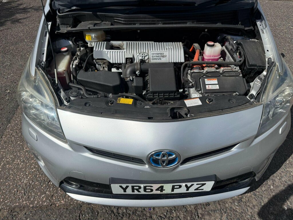 Toyota Prius Hatchback White #18