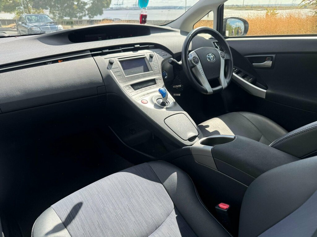 Toyota Prius Hatchback White #15