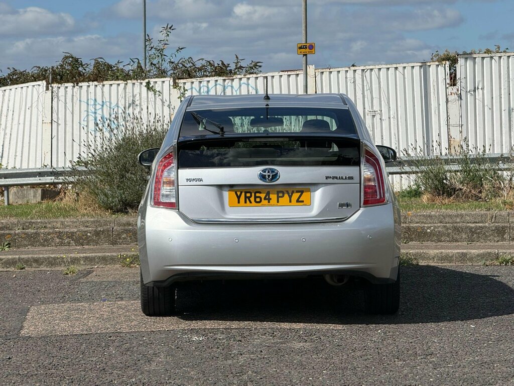 Toyota Prius Hatchback White #8