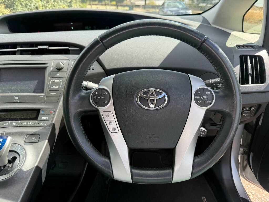Toyota Prius Hatchback White #19