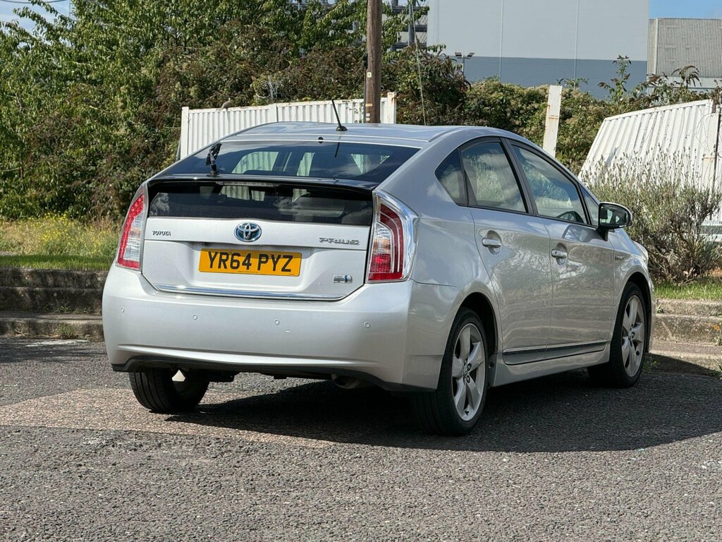 Toyota Prius Hatchback White #7