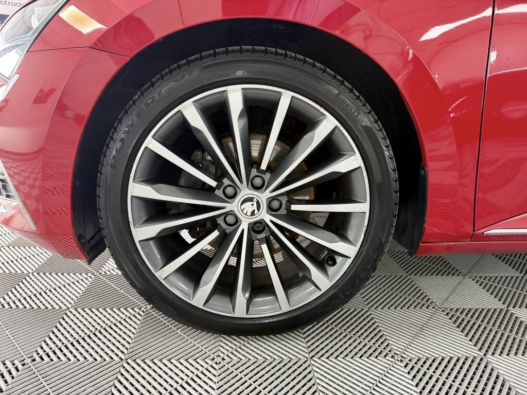 Skoda Superb Hatchback White #15