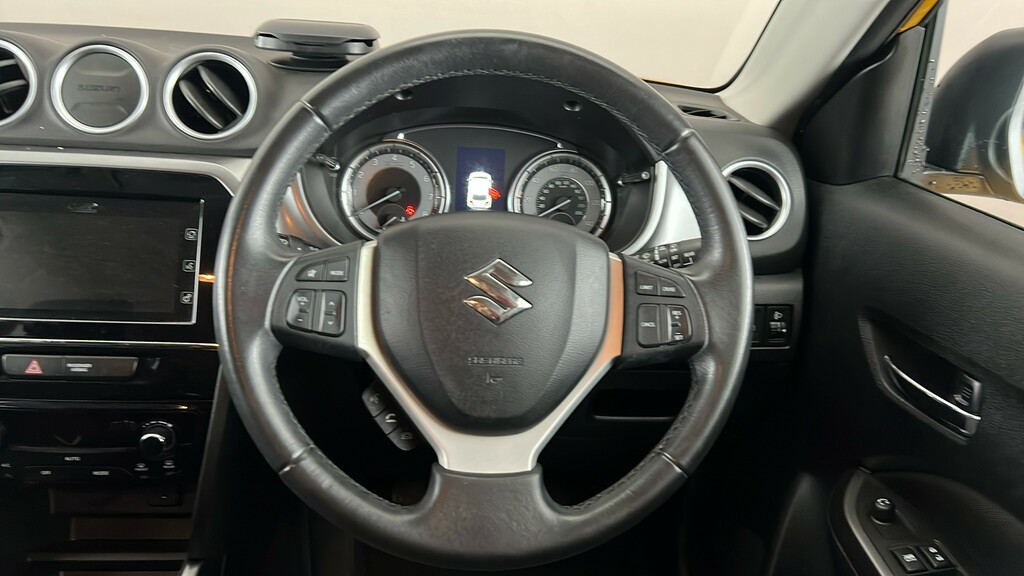 Suzuki Vitara Hatchback White #14