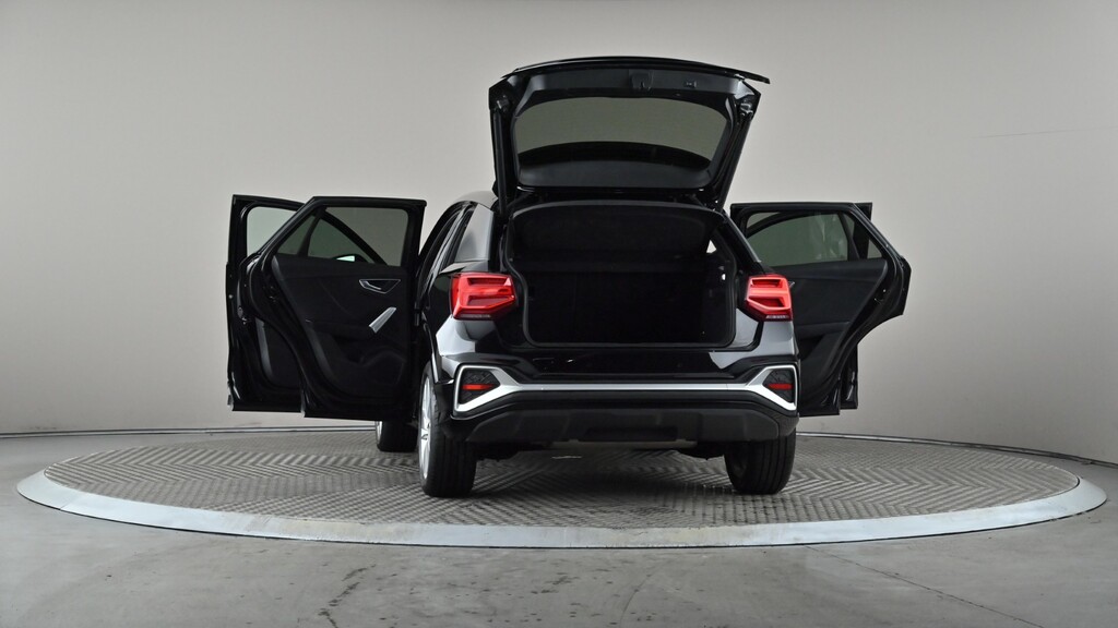 Audi Q2 Black Edition White #11