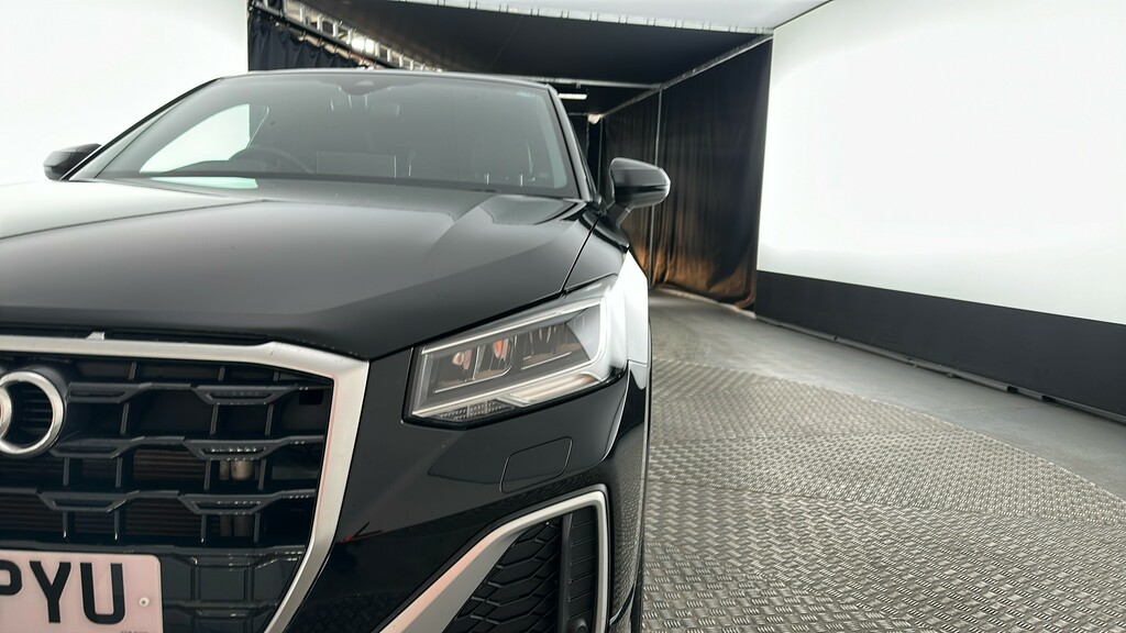 Audi Q2 Black Edition White #20
