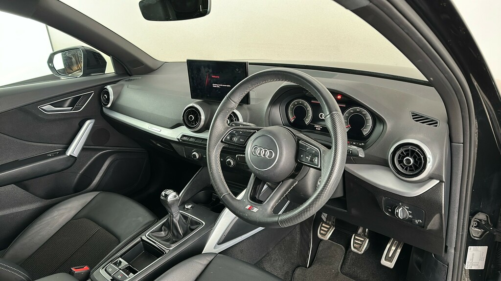 Audi Q2 Black Edition White #31