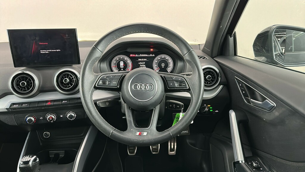 Audi Q2 Black Edition White #14
