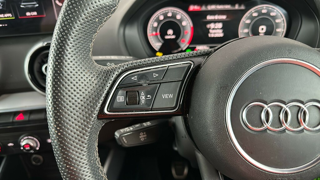 Audi Q2 Black Edition White #29