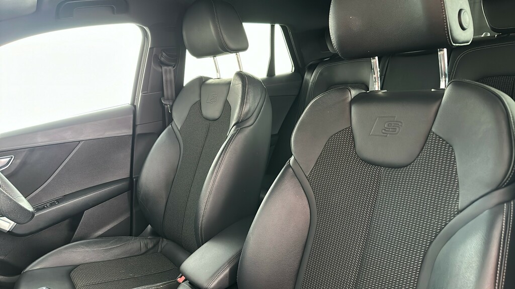 Audi Q2 Black Edition White #17