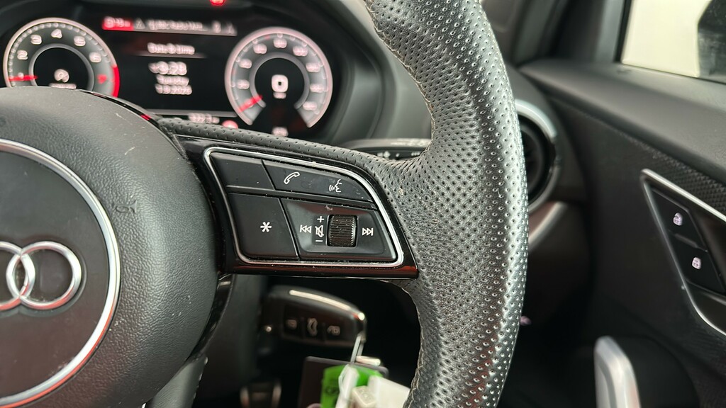 Audi Q2 Black Edition White #30