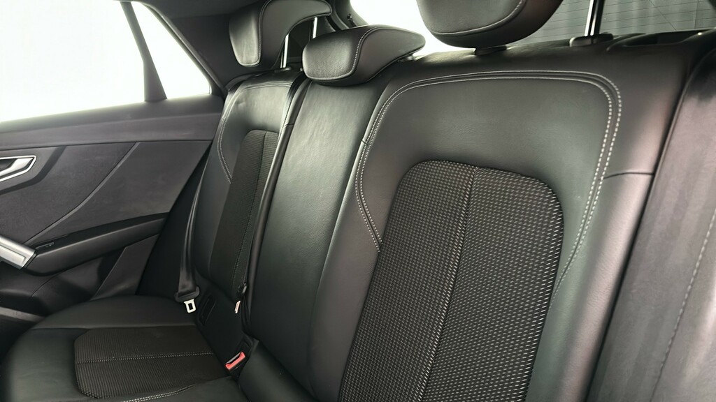Audi Q2 Black Edition White #18